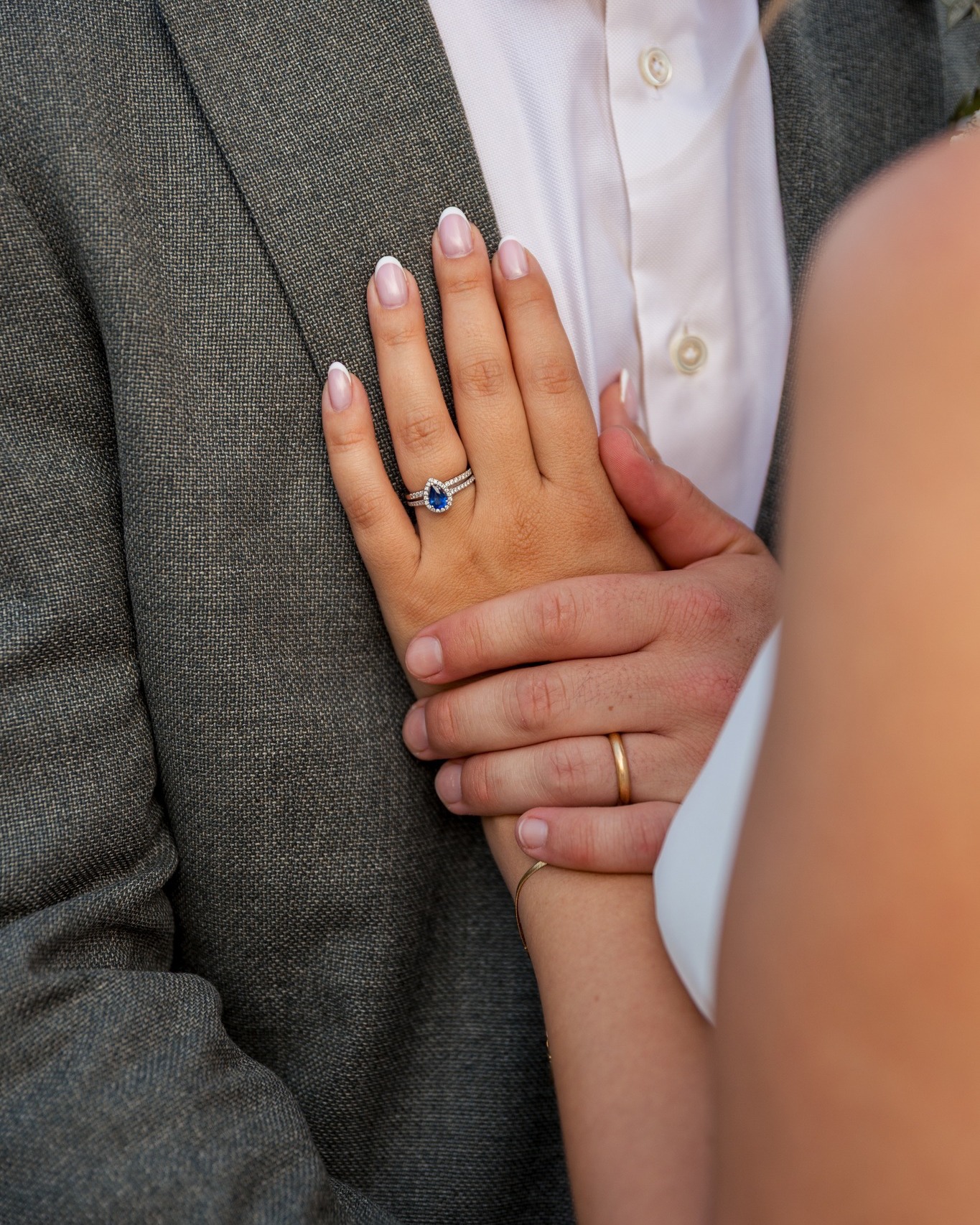 Les détails qui comptent… symbole d’un “pour toujours”. 💍

Photo & Vidéo : @upthemood
Lieu : @leprieuresaintpierre
Mise en beauté : @stella.petrella
Musique : @nord_sud_animation_dj
Traiteur : @blabla_traiteur 

#photographemariage #detailsmariage #weddingrings #fiancailles #engagementring #weddingdetails #mariageprovence #photographemariageprovence #futursmaries2026