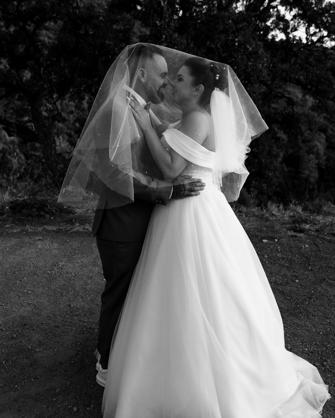 Sous le voile, tout devient plus drôle, plus complice et… un peu magique ! Entre éclats de rire et petits bisous volés, ces instants capturent votre amour dans sa version la plus naturelle et spontanée. ✨

#SousLeVoile #CoupleFun #RiresEtAmour #PhotosDeCouple #MariagePACA #PhotographeMariage #WeddingVibes #AmourComplice #MomentsNaturels #PhotographeCôteDAzur #CoupleGoals #Instawedding #WeddingFun #MariageIntime #LoveAndLaughs