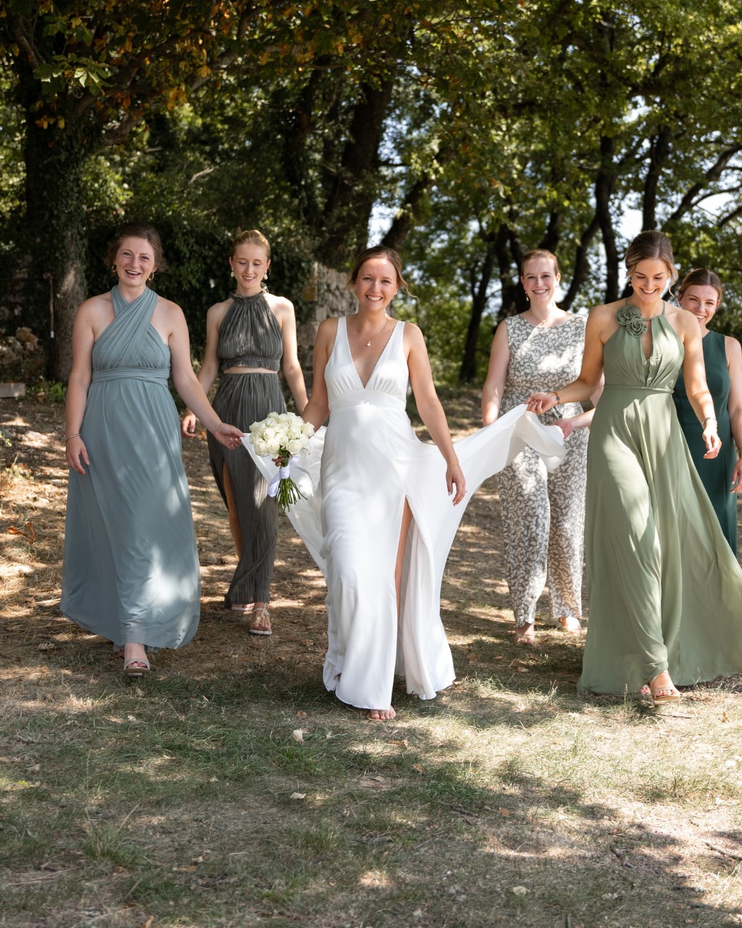 On parle souvent de la découverte avec le marié… ou avec le papa.

Mais il y a aussi ces moments-là 🤍
La découverte avec les demoiselles d’honneur.

Celles qui ont tout vécu à vos côtés, les préparatifs, les doutes, les rires…
Leurs regards, leurs réactions, leur émotion quand elles vous découvrent pour la première fois dans votre robe ✨

Un moment sincère, spontané, rempli d’amour et de complicité.
Parce qu’un mariage, ce n’est pas seulement une union…

c’est aussi toutes les personnes qui vous entourent 💫

👉 “Et vous, vous feriez une découverte avec vos témoins ?”

📩 Il me reste encore quelques dates pour 2026
📅 Réservations 2027 ouvertes

#photographemariage #momentsemotion #bridetribe #demoisellesdhonneur
#bridesmaids #mariage2026 #mariage2027 #weddingphotographe 
#weddinginspiration #emotion #photographecotedazur #photographeantibes
#photographenice #photographecannes #mariagecotedazur #instamariage