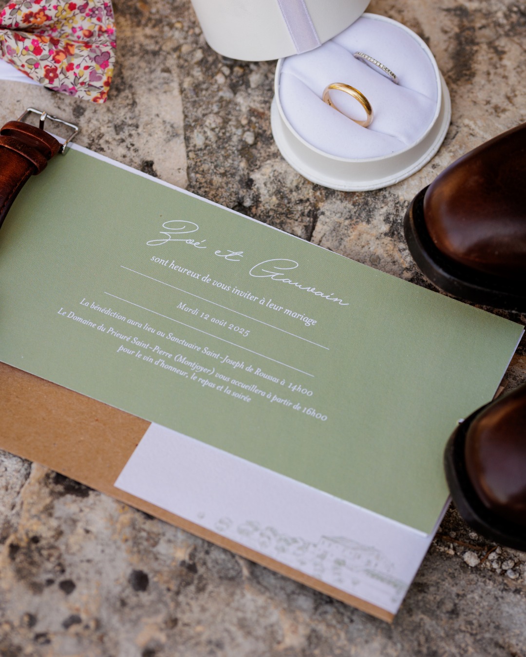 💌 Les petits détails avant le grand jour…
Une invitation pleine d’élégance et de promesses, pour célébrer l’amour de Zoé et Gauvain 🤍

#WeddingFlatlay #Mariage2025 #WeddingDetails #InvitationDeMariage #PhotographeDeMariage  #WeddingInspiration #LoveInDetails #WeddingRings #WeddingStory #RomanticVibes #photographemariageprovence #photographemariagedrome #mariageprovence #futursmaries2026
