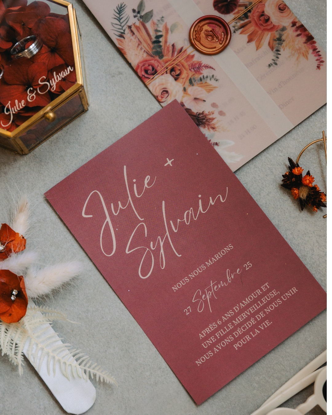 Chaque histoire commence par une invitation… 💍

#flatlaymariage #fairepartmariage #weddingstationery #detailsmariage #photographemariagecotedazur #photographemariagevar #futursmaries2026