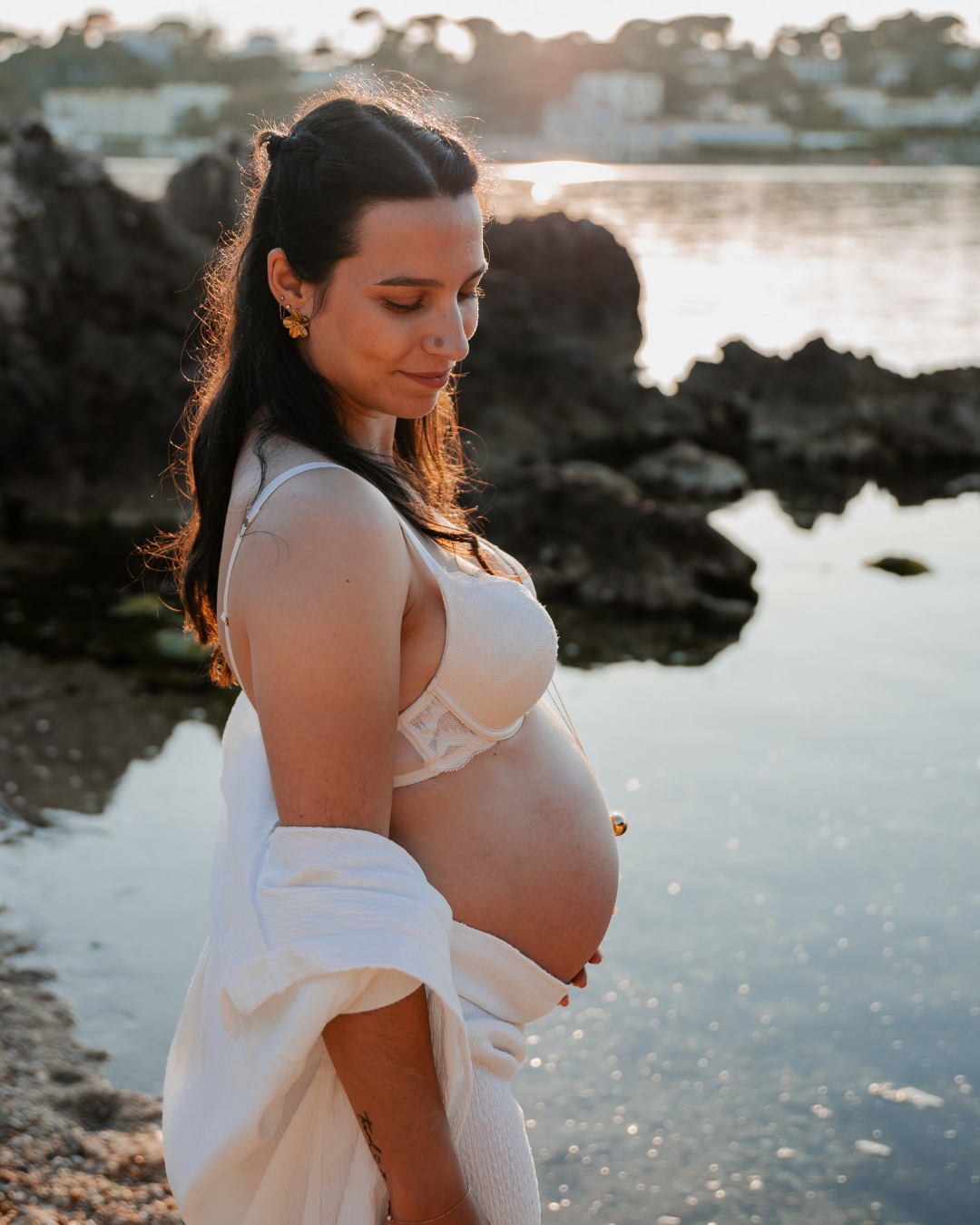 Immortalisez ces moments uniques avec une séance d’1h en extérieur, dans la lumière naturelle et votre cadre préféré 🌿☀️

📸 Je m’occupe de tout : je capture vos émotions, retouche les photos et vous livre la galerie complète, prête à garder ou partager 💖

Un souvenir tendre, authentique et intemporel de cette étape si précieuse ✨

#Grossesse #SéanceGrossesse #PhotographeGrossesse #FutureMaman #SouvenirsPrecieux #MomentsMagiques #PhotographieLifestyle #CotedAzur #PhotographeNice #PhotographeAntibes