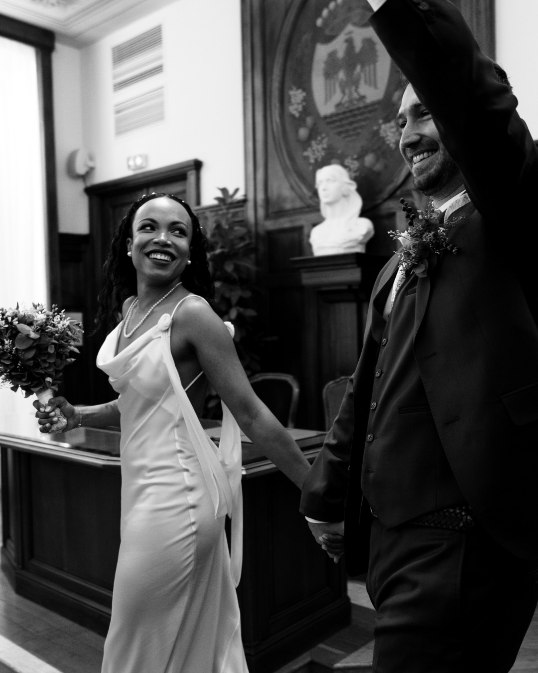 💍 La cérémonie civile à la mairie, c’est l’un des premiers moments officiels de votre mariage… et chaque instant mérite d’être capturé ! 📸

Je propose une formule photo spécialement pour la mairie, qui inclue :

✨ Les photos de couple juste après vos “oui”
✨ Les photos de groupe avec vos proches
✨ Les détails et émotions du moment

Que vous soyez entourés de votre famille ou d’amis proches, je m’assure que chaque sourire, chaque regard complice, chaque éclat de rire soit immortalisé. 💖

📩 Contactez-moi pour découvrir mes formules et garder des souvenirs authentiques de ce jour si spécial.

#MariageAntibes #CérémonieCivile #MairieAntibes #PhotographeMariage #PhotosDeCouple #PhotosDeGroupe #MomentsÉmotionnels #MariageIntime #WeddingPhotographerFrance #Instawedding #AmourAuthentique #AntibesWedding #WeddingMoments #Mariage2026 #PhotographeCivile